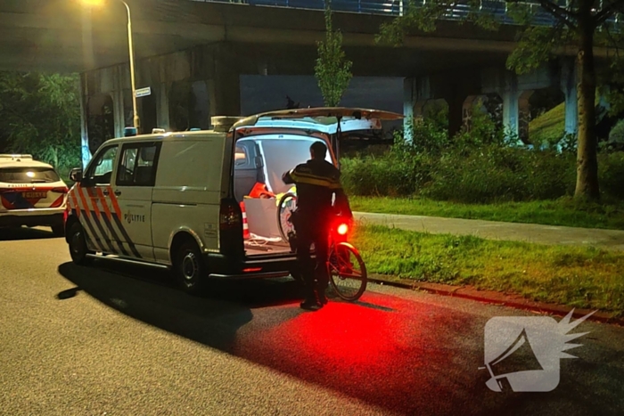 Berm bezaaid met spullen na incident