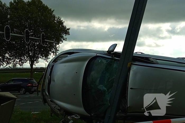 Auto belandt op zijkant na botsing
