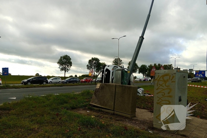 Auto belandt op zijkant na botsing