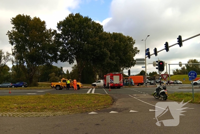 Auto belandt op zijkant na botsing