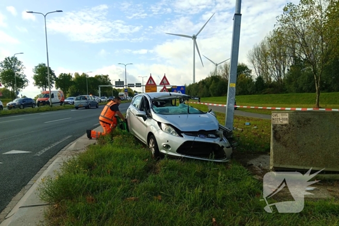 Auto belandt op zijkant na botsing