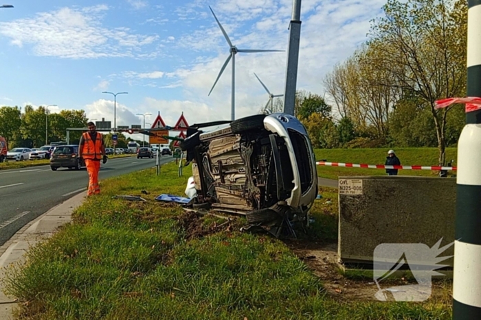 Auto belandt op zijkant na botsing