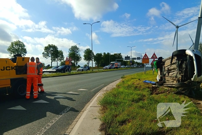 Auto belandt op zijkant na botsing