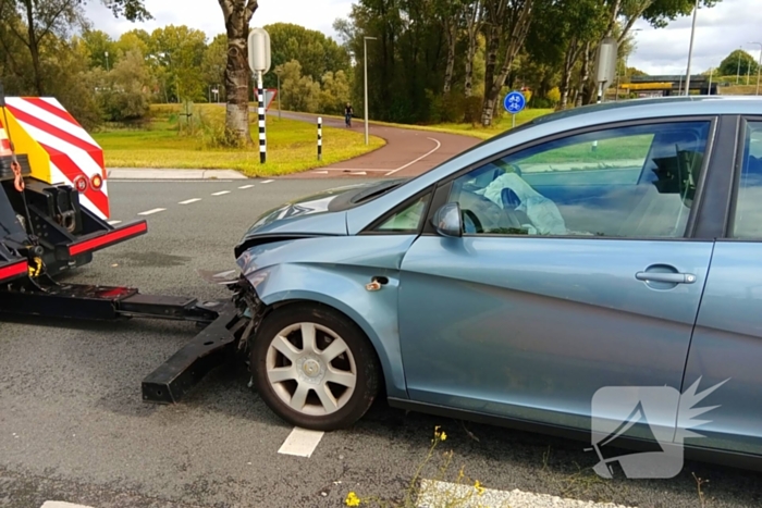 Auto belandt op zijkant na botsing