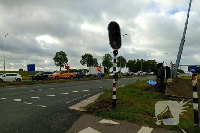 Auto belandt op zijkant na botsing