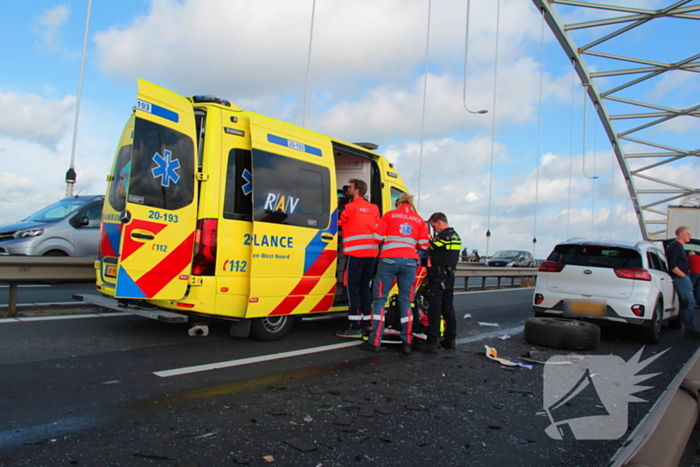 Auto komt onder vrachtwagentrailer terecht, bestuurder (38) ernstig gewond
