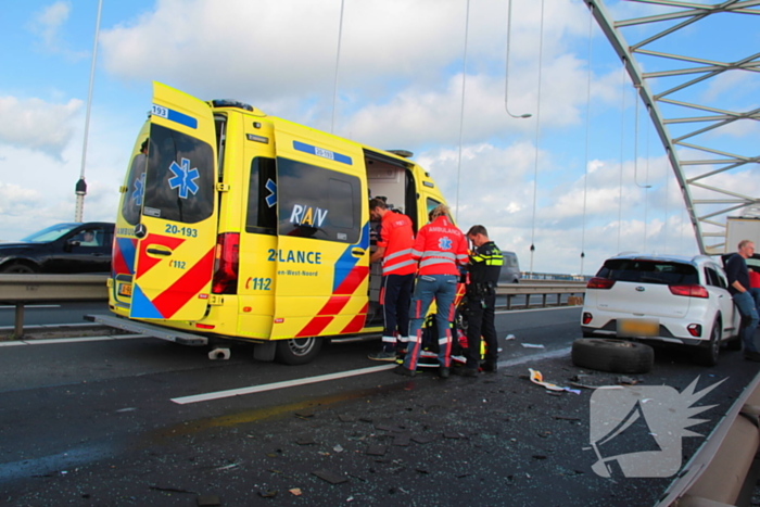 Auto komt onder vrachtwagentrailer terecht, bestuurder (38) ernstig gewond