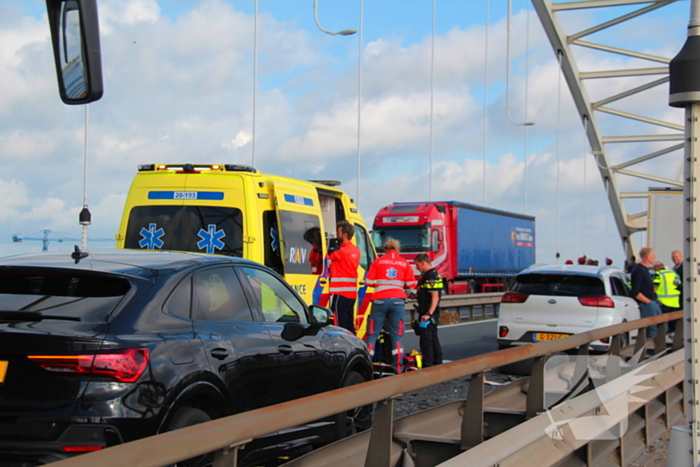 Auto komt onder vrachtwagentrailer terecht, bestuurder (38) ernstig gewond