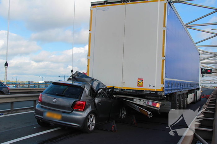 Auto komt onder vrachtwagentrailer terecht, bestuurder (38) ernstig gewond