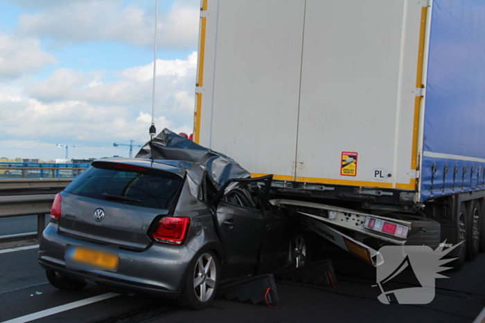 Auto komt onder vrachtwagentrailer terecht, bestuurder (38) ernstig gewond