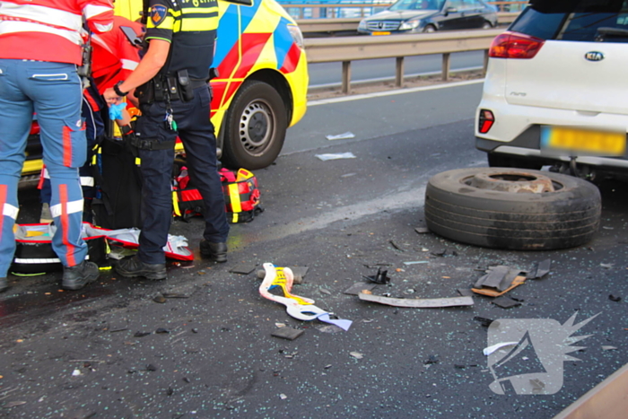 Auto komt onder vrachtwagentrailer terecht, bestuurder (38) ernstig gewond