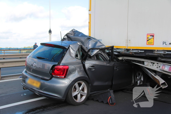 Auto komt onder vrachtwagentrailer terecht, bestuurder (38) ernstig gewond