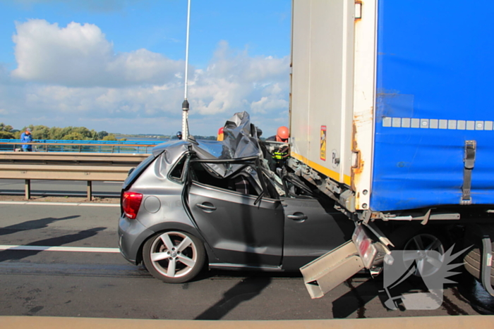 Auto komt onder vrachtwagentrailer terecht, bestuurder (38) ernstig gewond