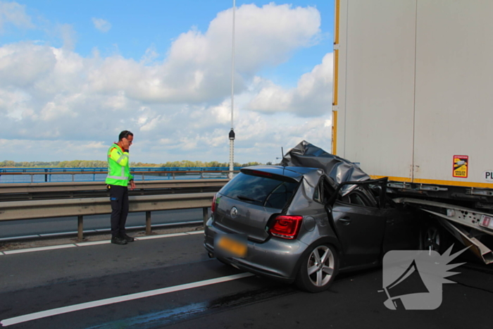 Auto komt onder vrachtwagentrailer terecht, bestuurder (38) ernstig gewond