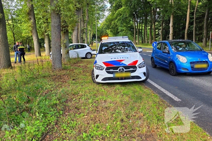 Ongeval les voertuig en personenauto twee voertuigen een eindigt tegen boom