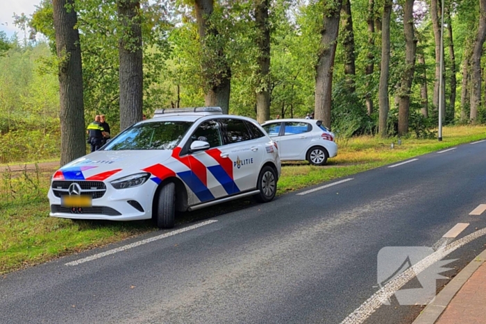 Ongeval les voertuig en personenauto twee voertuigen een eindigt tegen boom