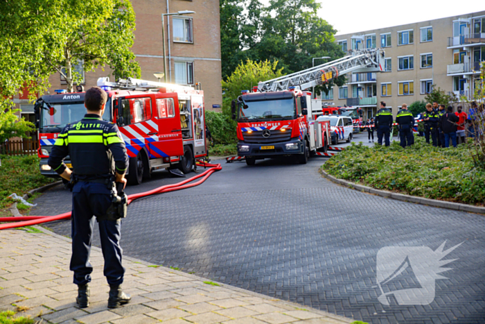 Woningbrand leidt tot ontruimingen en rookinhalatie