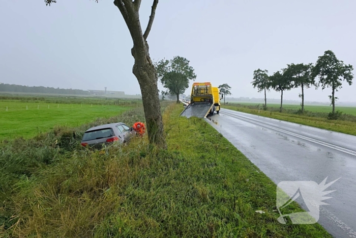 Auto te water na inhaalmanoeuvre