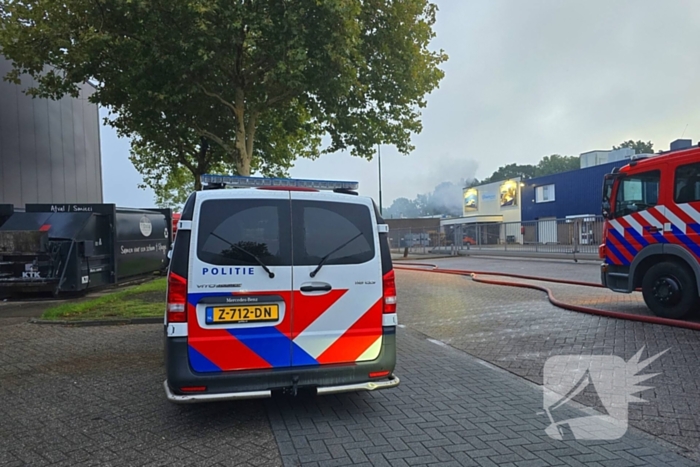 Brand verwoest bestelbus en verkoopwagens