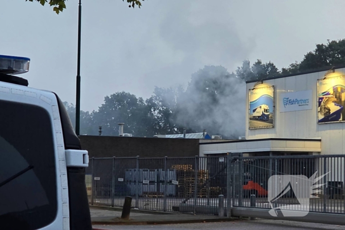 Brand verwoest bestelbus en verkoopwagens