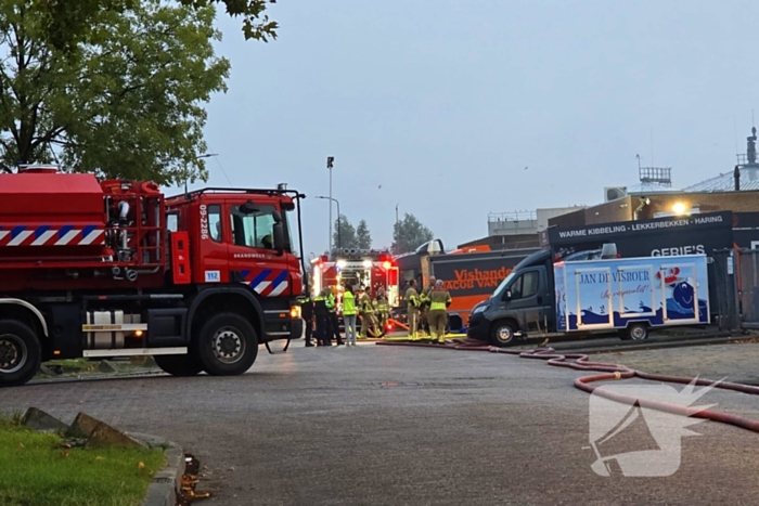 Brand verwoest bestelbus en verkoopwagens