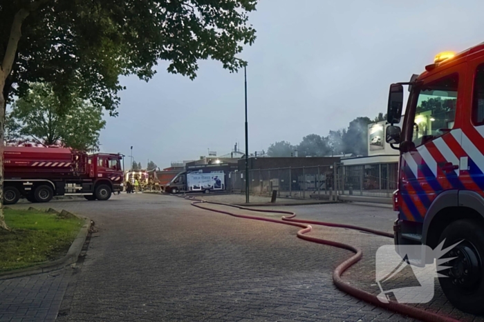 Brand verwoest bestelbus en verkoopwagens