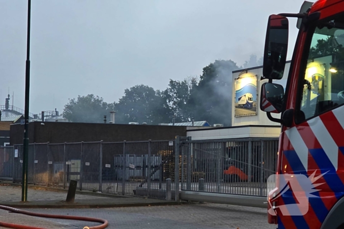 Brand verwoest bestelbus en verkoopwagens