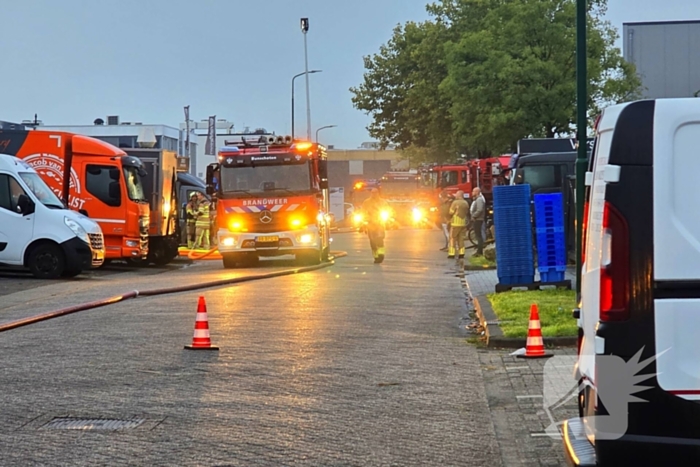 Brand verwoest bestelbus en verkoopwagens