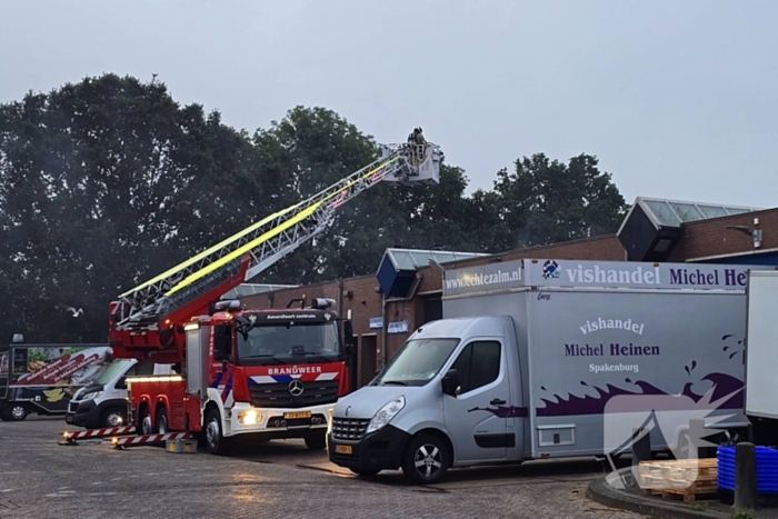 Brand verwoest bestelbus en verkoopwagens