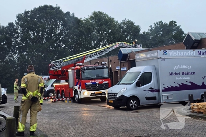 Brand verwoest bestelbus en verkoopwagens