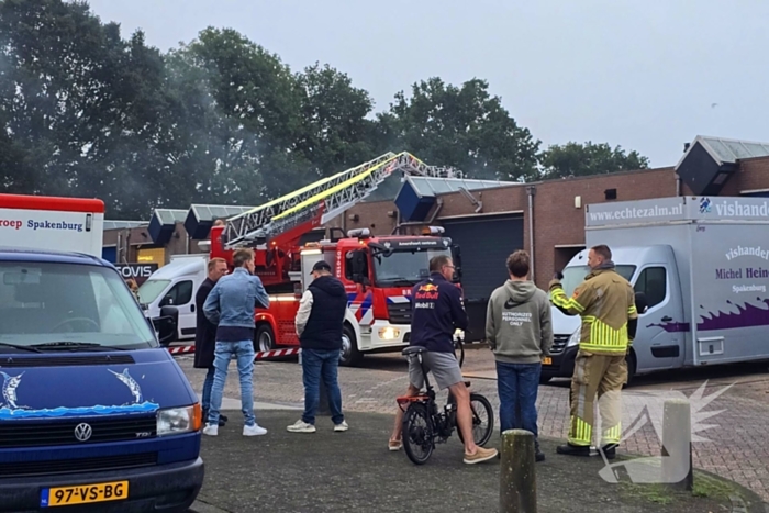Brand verwoest bestelbus en verkoopwagens