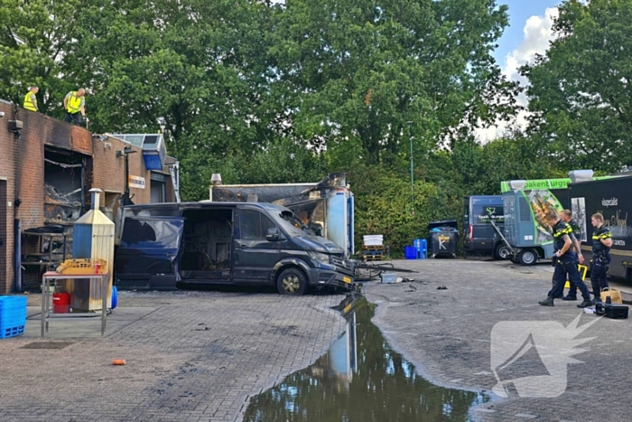 Brand verwoest bestelbus en verkoopwagens