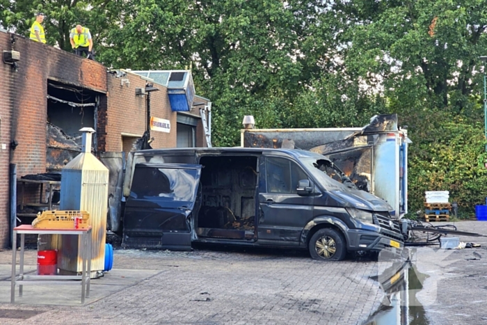 Brand verwoest bestelbus en verkoopwagens