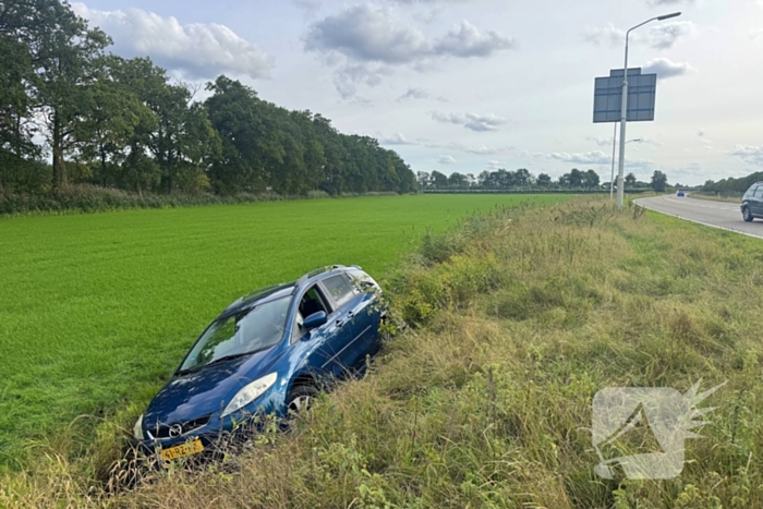 Auto in de sloot na eenzijdig ongeval