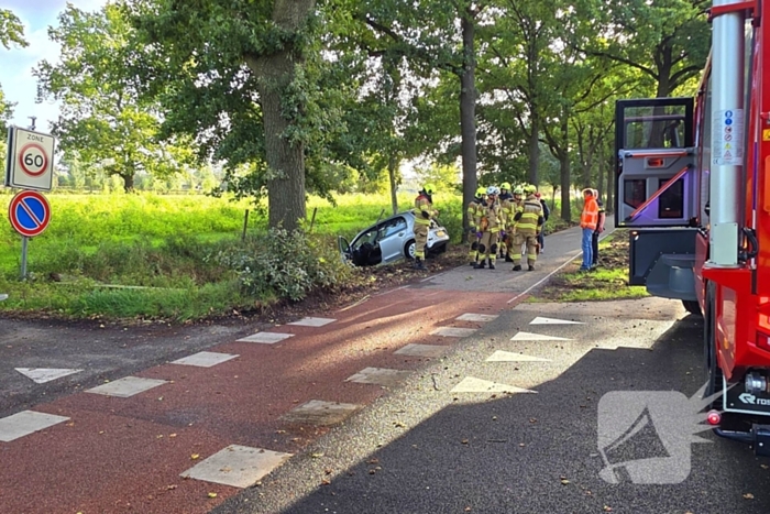 Auto belandt in greppel na ongeval