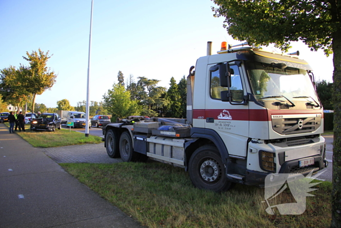 Auto botst achterop stilstaande vrachtwagen