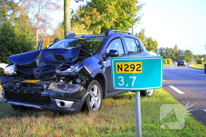 Auto botst achterop stilstaande vrachtwagen