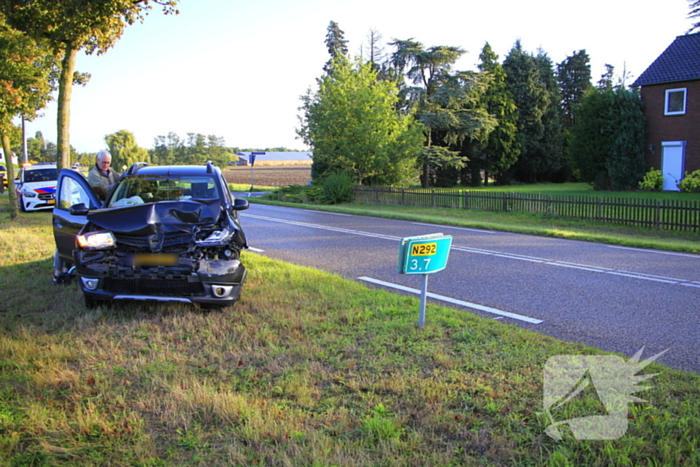 Auto botst achterop stilstaande vrachtwagen