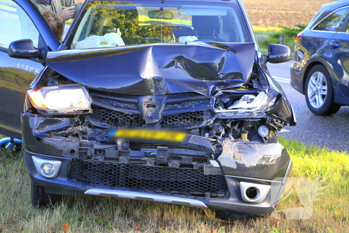 Auto botst achterop stilstaande vrachtwagen