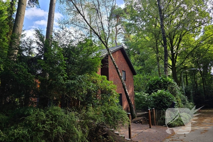 Boom valt op woning door storm