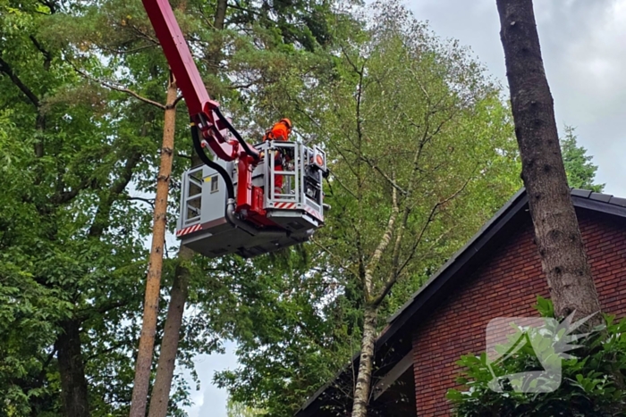 Boom valt op woning door storm