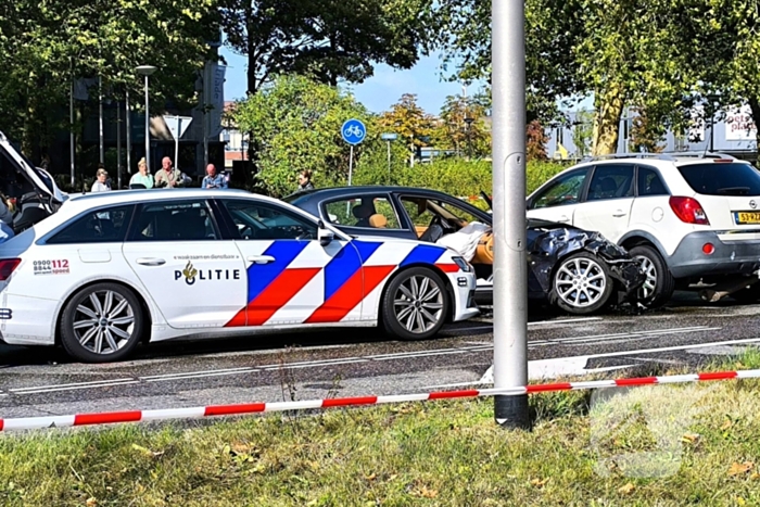 Persoon met handboeien meegenomen