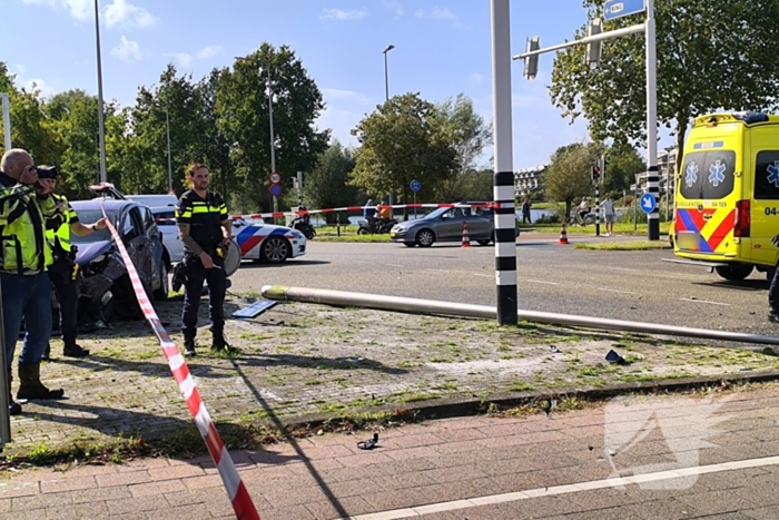 Persoon met handboeien meegenomen