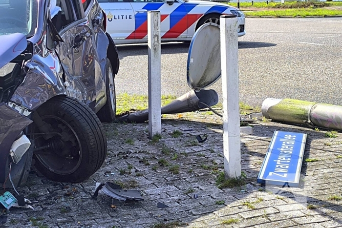 Persoon met handboeien meegenomen