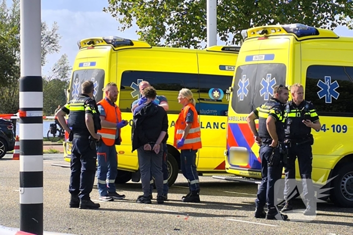 Persoon met handboeien meegenomen