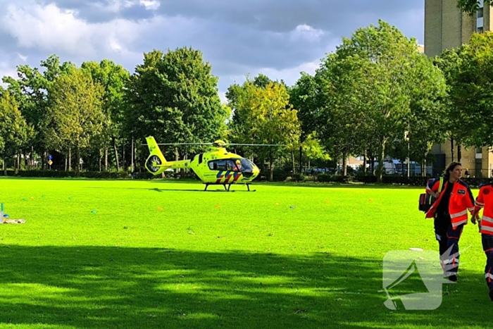 Persoon met handboeien meegenomen