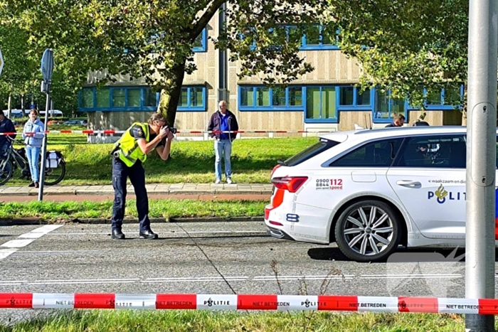 Persoon met handboeien meegenomen