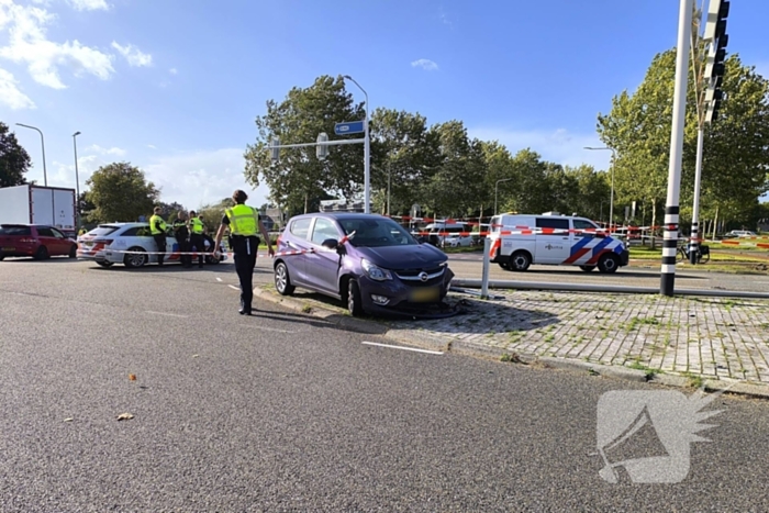 Persoon met handboeien meegenomen