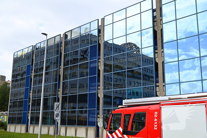 Hoge wind waait raam stuk