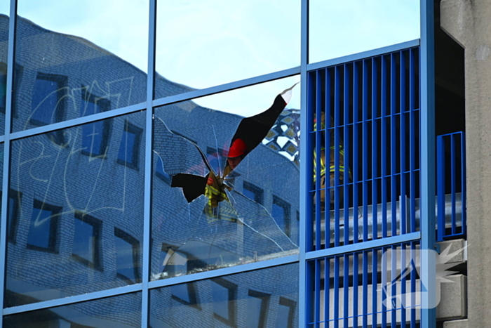 Hoge wind waait raam stuk